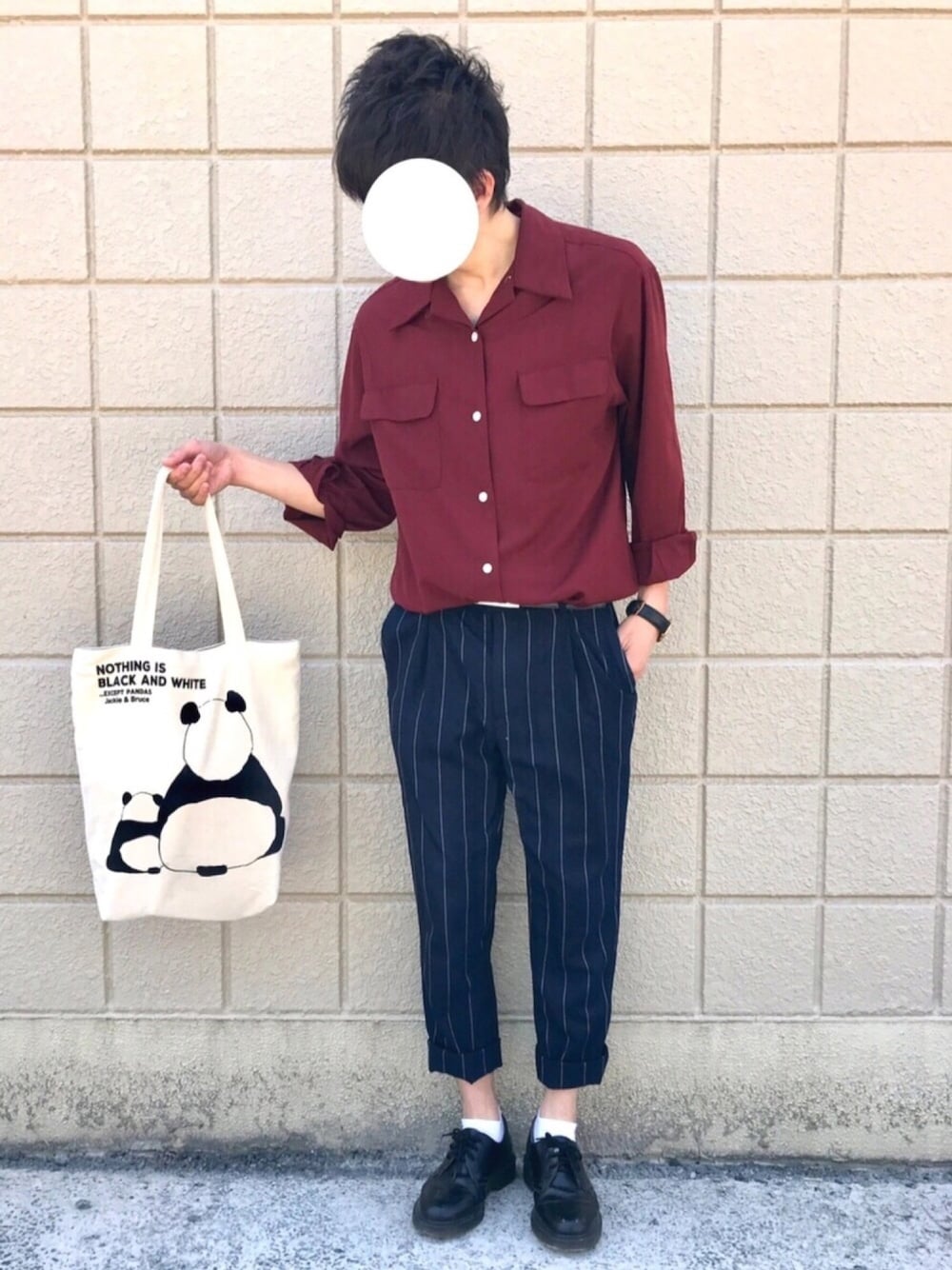 レッド系のシャツ/ブラウス、ブルー系のスラックス、ブラック系のその他シューズを着用したメンズの夏コーディネートの1枚目の写真