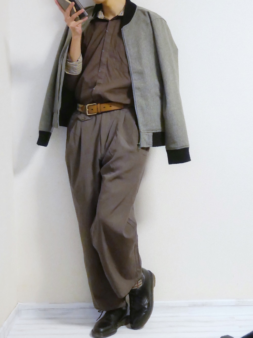 グレー系のMA-1、ブラウン系のシャツ/ブラウス、その他のその他パンツを着用したメンズの冬コーディネートの1枚目の写真