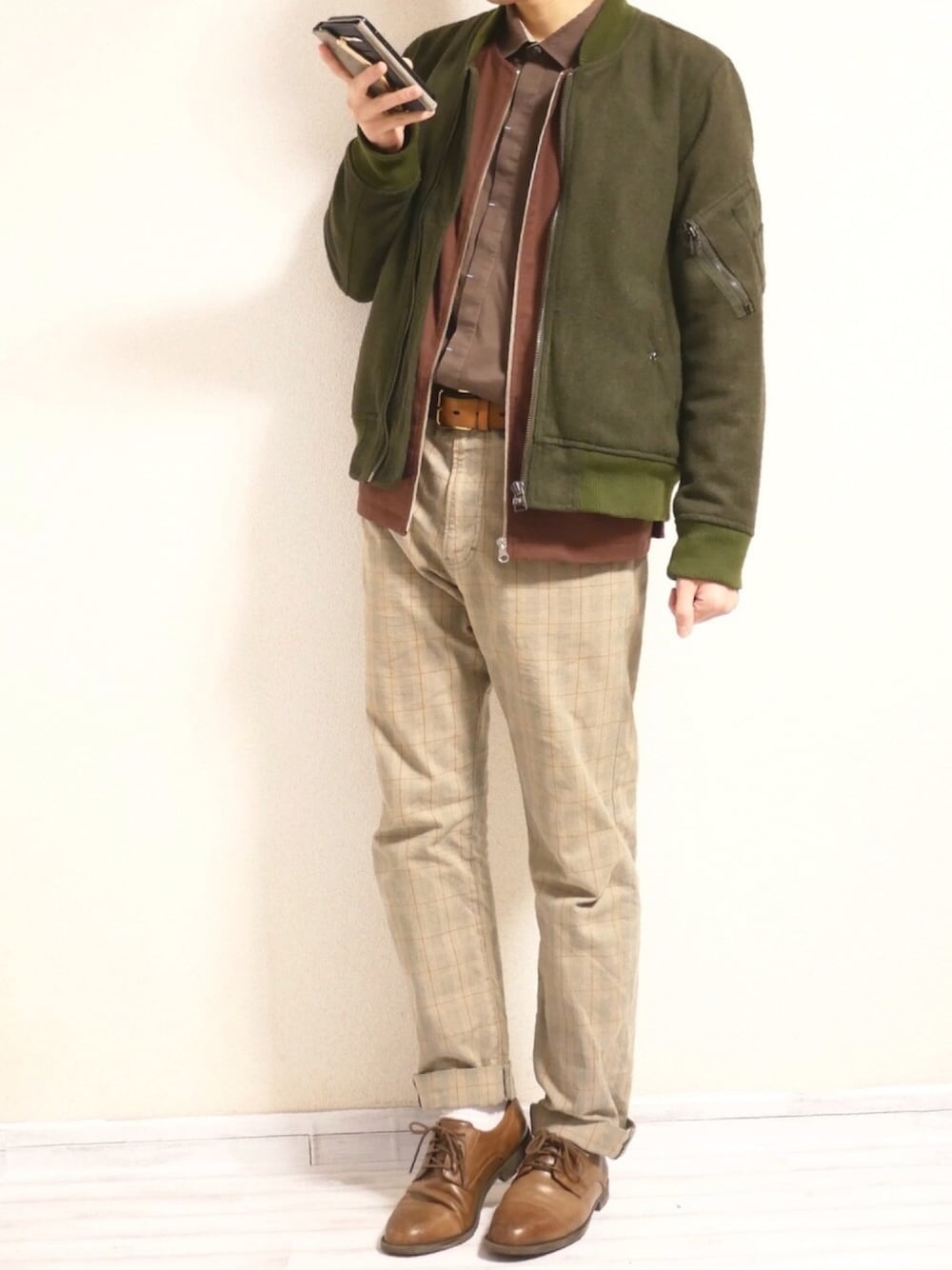 グリーン系のMA-1、ブラウン系のノーカラージャケット、ベージュ系のその他パンツを着用したメンズの冬コーディネートの1枚目の写真