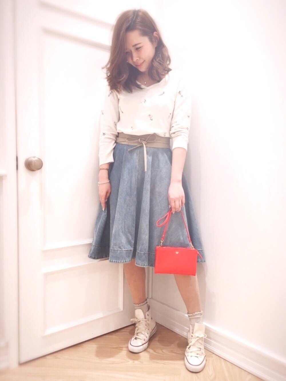 「willselection、BSTR、ウィルセレクション、ウィルガール、デニム、刺繍、ミモレ丈スカート、スニーカー、コンバース、スプリングSENSEOFPLACE」｜「MULLERのアイテム（デニムスカート、ブルー系）」を使った、yuka.c5さん（レディース・159cm）の春コーディネートの1枚目の写真