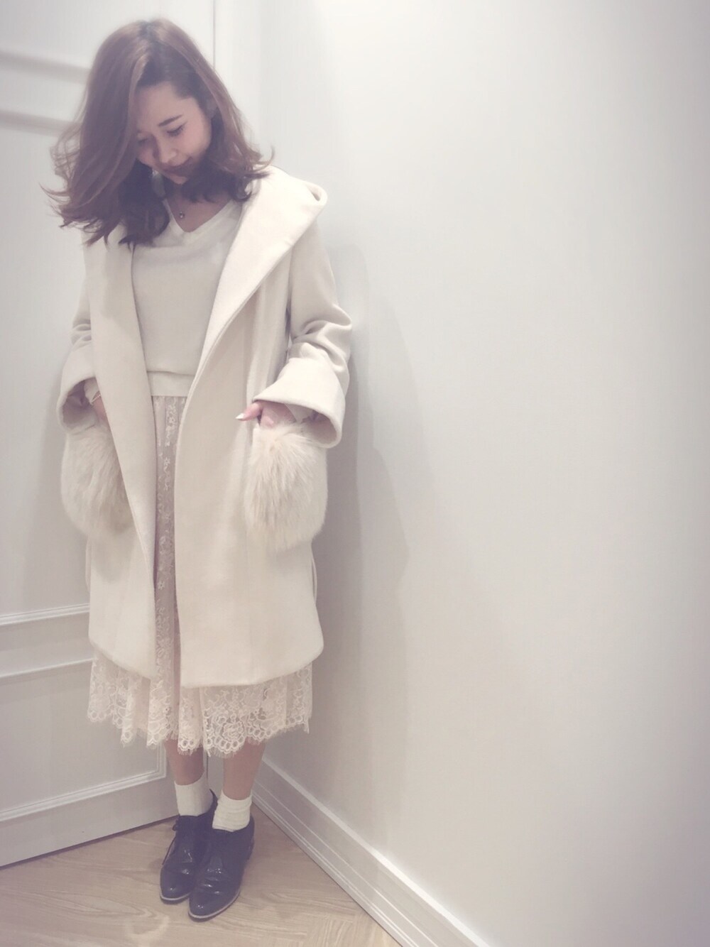 「シンプルコーデ、willselection、ウィルセレクション、ウィルガール、BSTR、レース、ガウン、Vネック、白、オックスフォード」｜「WILLSELECTIONの【andGIRL10月号掲載】ポケットファーコート◆（その他アウター、ホワイト系）」を使った、yuka.c5さん（レディース・159cm）の春コーディネートの1枚目の写真