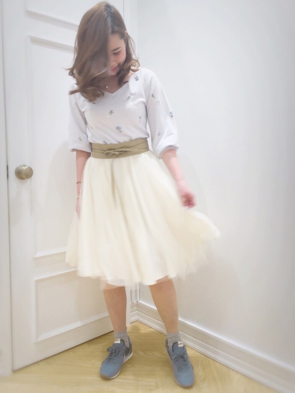 「willselection、ウィルセレクション、ウィルガール、BSTR、サッシュベルト、チュールスカート、刺繍、春コーデ、スプリングSENSEOFPLACE、スニーカー」｜「WILLSELECTIONのアイテム（スカート、ベージュ系）」を使った、yuka.c5さん（レディース・159cm）の春コーディネートの1枚目の写真