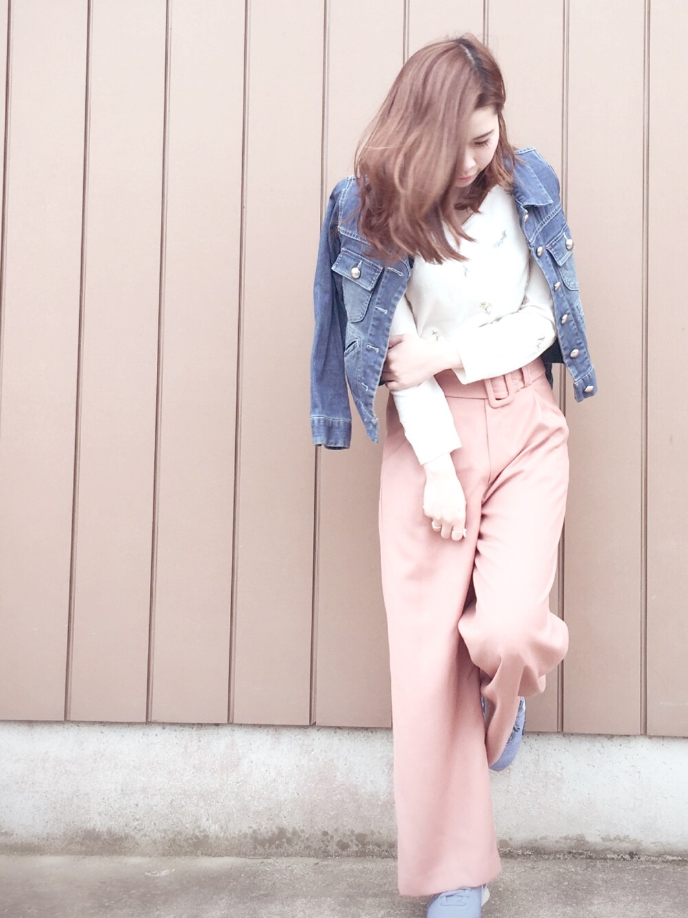 「willselection、ウィルセレクション、BSTR、ウィルガール、Gジャン、ワイドパンツ、刺繍、デニム、春コーデ、スニーカー」｜「WILLSELECTIONのアイテム（デニムジャケット、ブルー系）」を使った、yuka.c5さん（レディース・159cm）の春コーディネートの1枚目の写真