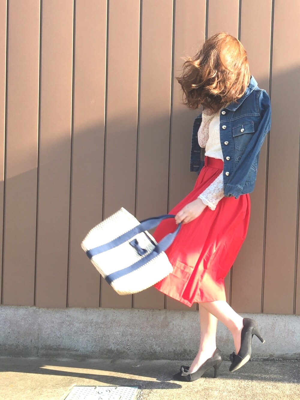 「willselection、ウィルセレクション、BSTR、ウィルガール、Gジャン、レーストップス、赤、ミモレ丈スカート、春コーデ、fashion」｜「WILLSELECTIONのアイテム（デニムジャケット、ブルー系）」を使った、yuka.c5さん（レディース・159cm）の春コーディネートの1枚目の写真