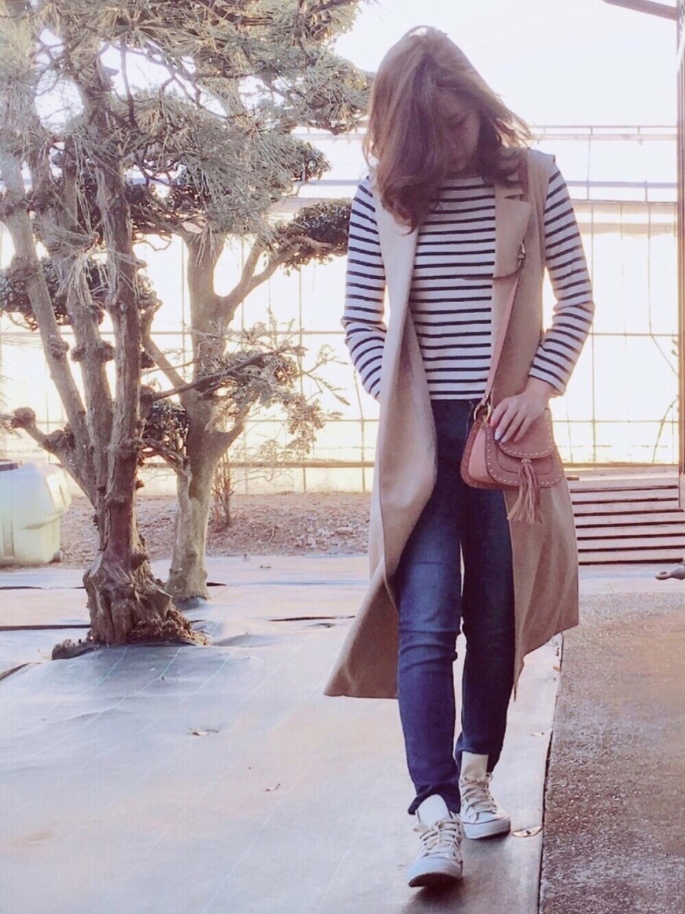 「春コーデ、denim、スニーカー、willselection、ウィルガール、BSTR、コンバース、ウィルセレクション、ジレ、ユニクロ」｜「WILLSELECTIONのリブカタフリルプルオーバー（Tシャツ/カットソー、ホワイト系）」を使った、yuka.c5さん（レディース・159cm）の春コーディネートの1枚目の写真