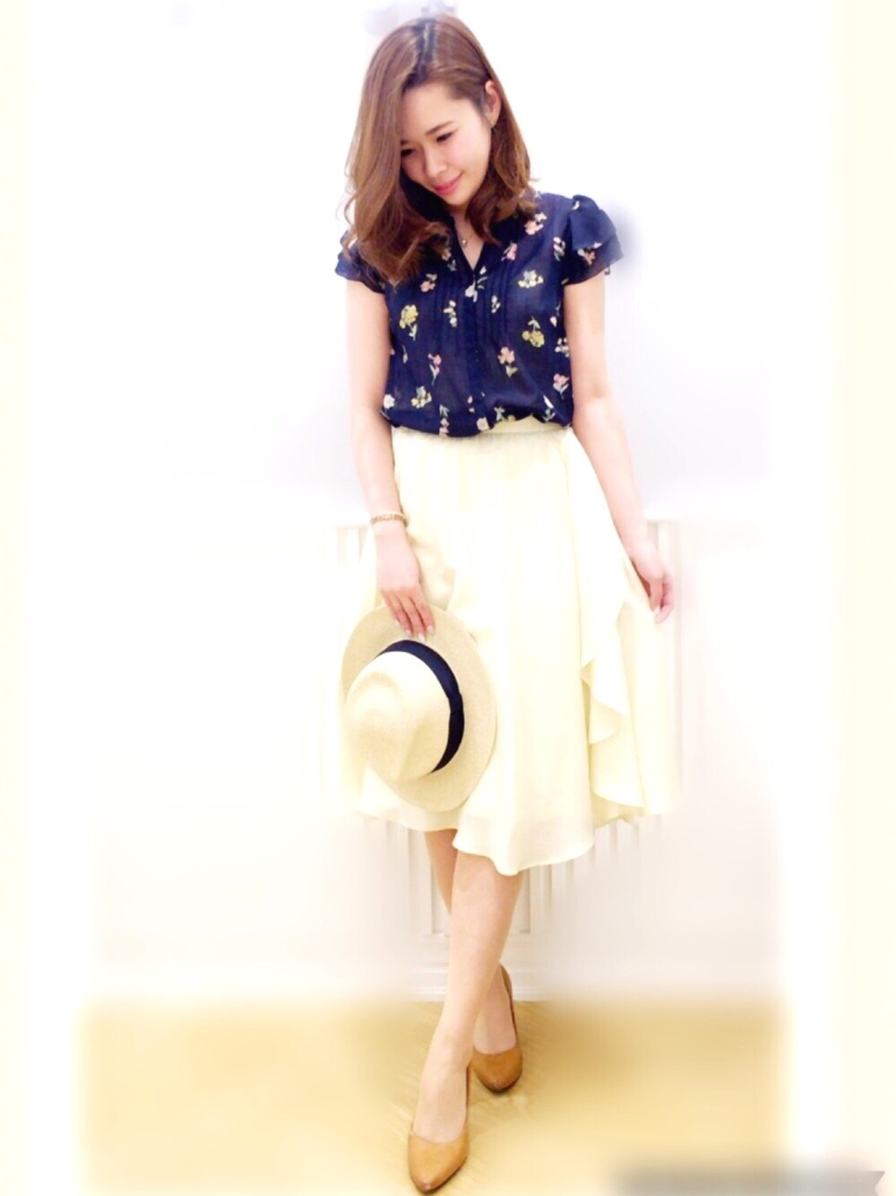 「willselection、ウィルセレクション、ウィルガール、BSTR、春コーデ、パンプス、花柄、イエロー、ネイビー、spring」｜「WILLSELECTIONの【雑誌掲載】ボタニカルスラブボイルラッフルブラウス（シャツ/ブラウス、ブルー系）」を使った、yuka.c5さん（レディース・159cm）の春コーディネートの1枚目の写真