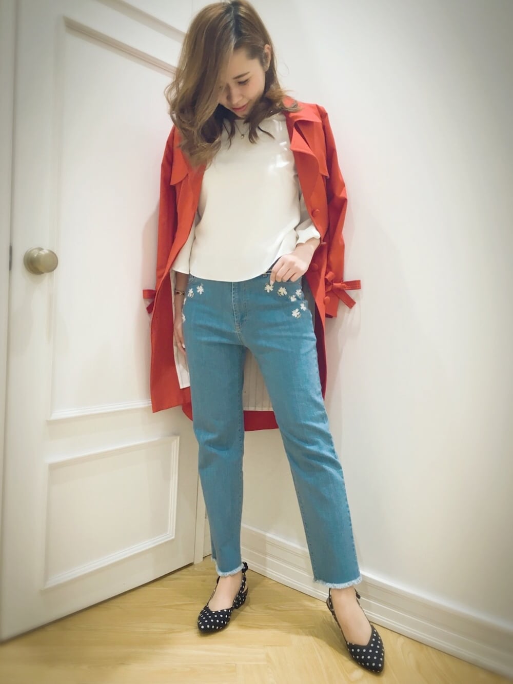 「willselection、ウィルセレクション、ウィルガール、BSTR、春コーデ、パンツスタイル、刺繍、デニム、赤、トレンチコート」｜「WILLSELECTIONのアイテム（トレンチコート、レッド系）」を使った、yuka.c5さん（レディース・159cm）の春コーディネートの1枚目の写真