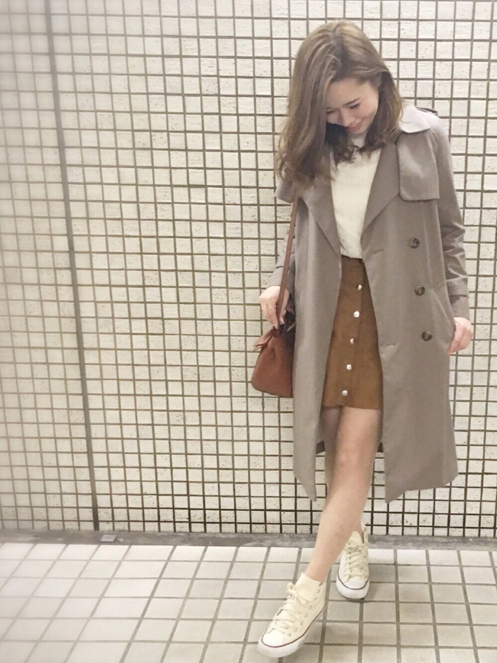 「willselection、ウィルセレクション、ウィルガール、BSTR、トレンチコート、春、レース、コンバース、スニーカー、カーキ」｜「WILLSELECTIONのレースハイネック長袖ブラウス（シャツ/ブラウス、ホワイト系）」を使った、yuka.c5さん（レディース・159cm）の春コーディネートの1枚目の写真