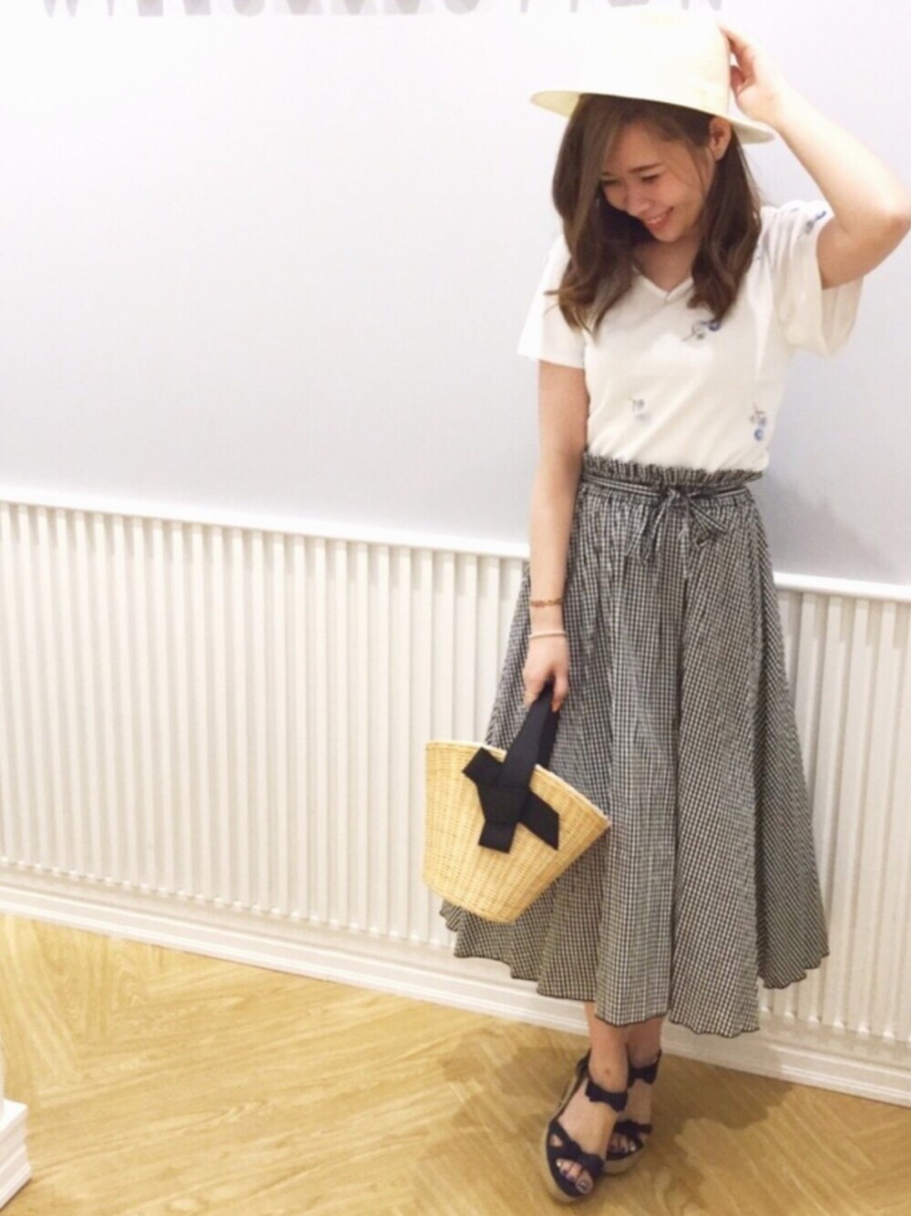 「かごバッグ、willselection、ウィルセレクション、ウィルガール、BSTR、ギンガムチェック、ミモレ丈スカート、刺繍」｜「WILLSELECTIONの【雑誌掲載】デイジー刺繍プルオーバー（Tシャツ/カットソー、ホワイト系）」を使った、yuka.c5さん（レディース・159cm）の春コーディネートの1枚目の写真