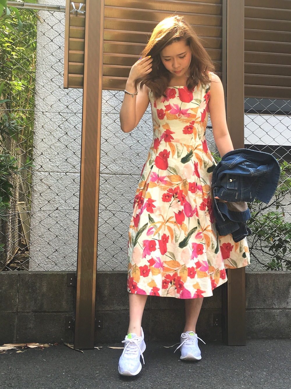 「willselection、ウィルセレクション、BSTR、ウィルガール、レディアゼル、花柄、ワンピース、ワンピース×スニーカー、花柄ワンピース、NIKE」｜「REDYAZELのエミリーリゾートワンピース（ワンピース、ホワイト系）」を使った、yuka.c5さん（レディース・159cm）の春コーディネートの1枚目の写真