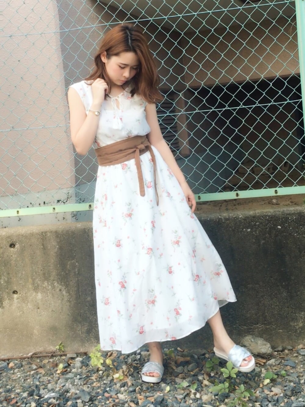 「夏、ラクチンコーデ、サンダル、ホワイト、サッシュベルト、花柄、ワンピース、BSTR、ペタンコサンダル、シルバーシューズ」｜「AndCoutureのアイテム（ワンピース、ホワイト系）」を使った、yuka.c5さん（レディース・159cm）の夏コーディネートの1枚目の写真