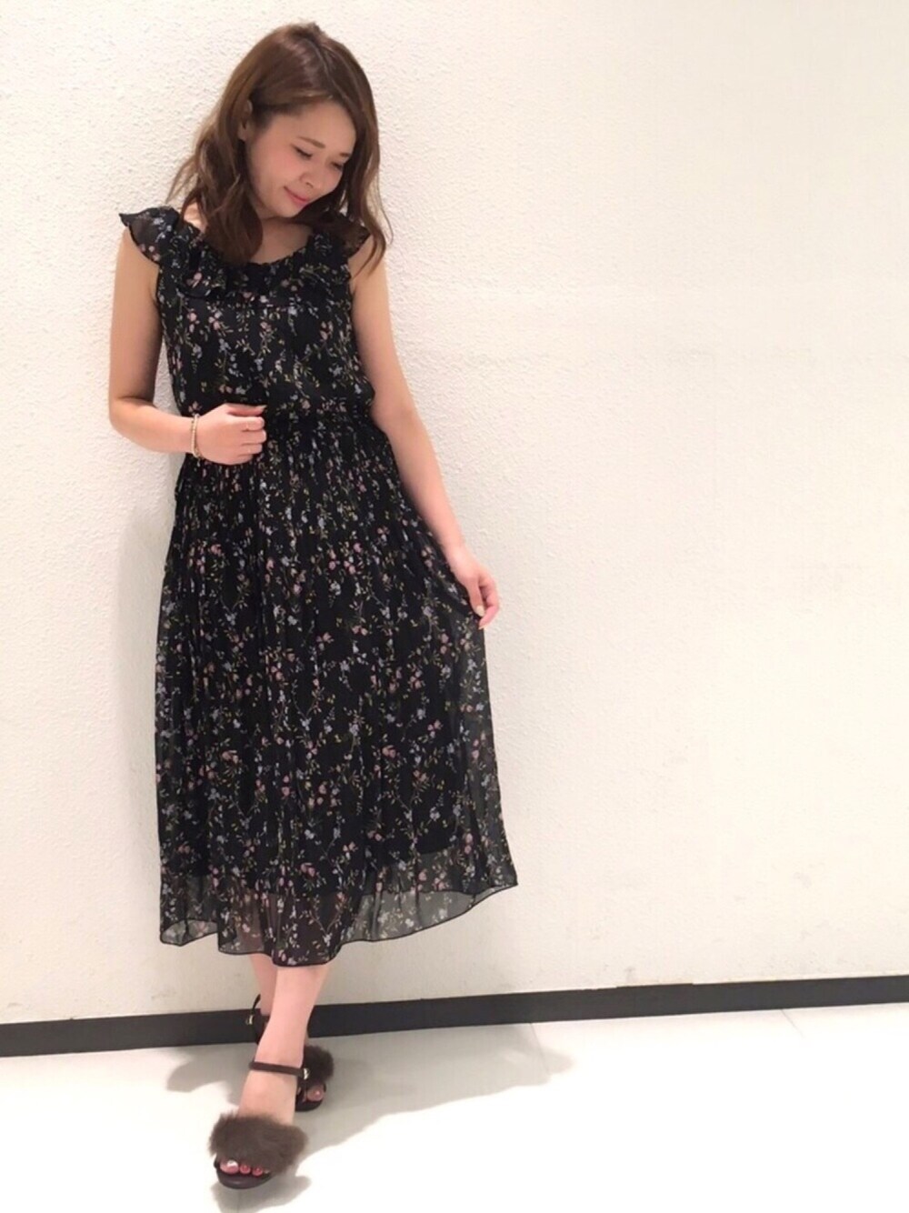 「willselection、ウィルセレクション、ウィルガール、BSTR、ワンピース、花柄、ファー小物、ファーサンダル、ブラック、秋コーデ」｜「WILLSELECTIONのラビットファーサンダル（サンダル、ブラウン系）」を使った、yuka.c5さん（レディース・159cm）の夏コーディネートの1枚目の写真