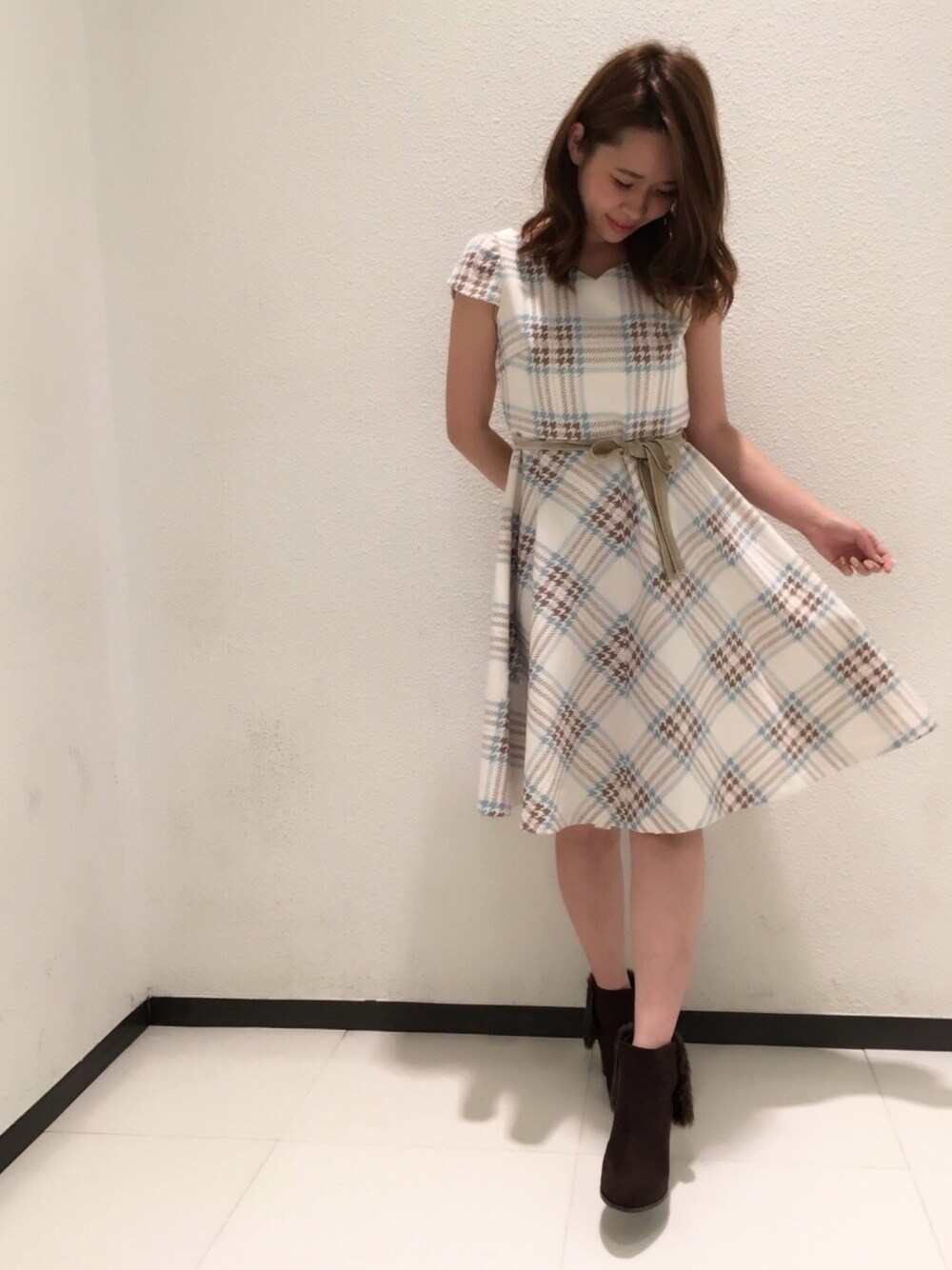 「willselection、ウィルセレクション、ウィルガール、BSTR、チェック、ワンピース、ファー小物、ショートブーツ、秋のコーデ、秋」｜「WILLSELECTIONのスムースファー2WAYショートブーツ（その他、ブラウン系）」を使った、yuka.c5さん（レディース・159cm）の夏コーディネートの1枚目の写真