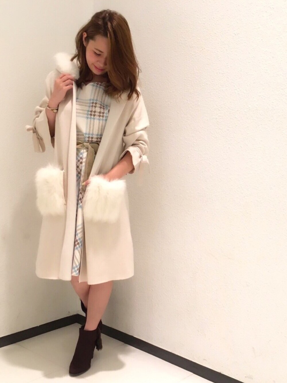 「willselection、ウィルセレクション、ウィルガール、BSTR、ワンピース、チェック、コーディガン、ファー、ショートブーツ、パステルカラー」｜「WILLSELECTIONのスムースファー2WAYショートブーツ（その他、ブラウン系）」を使った、yuka.c5さん（レディース・159cm）の夏コーディネートの1枚目の写真
