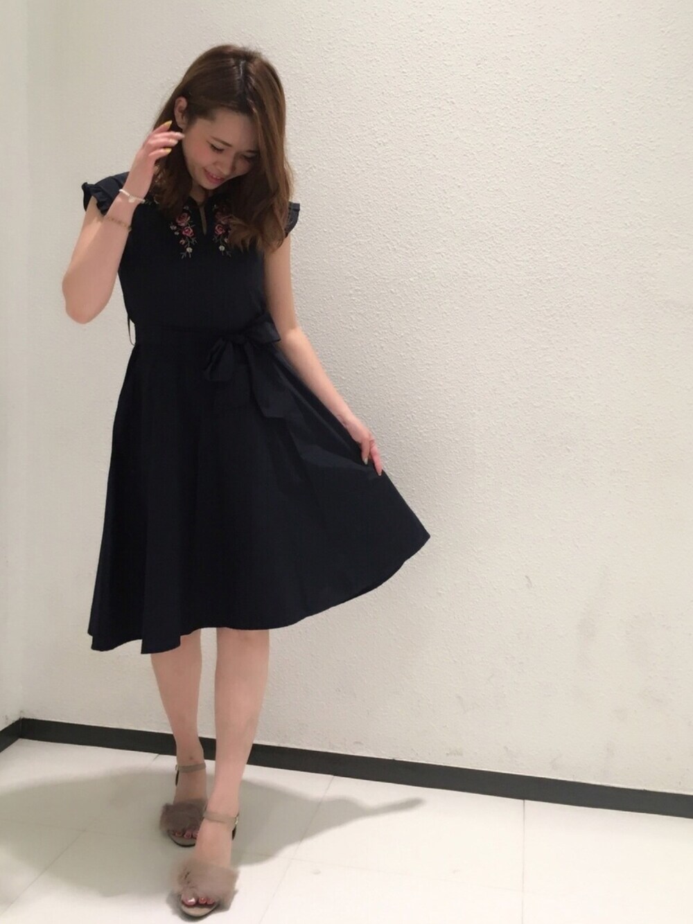 「willselection、ウィルセレクション、BSTR、ウィルガール、ワンピース、刺繍、シンプル、ファー小物、秋のコーデ、ネイビー」｜「WILLSELECTIONのラビットファーサンダル（サンダル、ベージュ系）」を使った、yuka.c5さん（レディース・159cm）の夏コーディネートの1枚目の写真