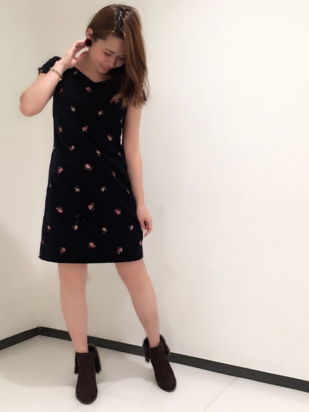 「willselection、ウィルセレクション、BSTR、ウィルガール、秋のコーデ、ワンピース、刺繍、ショートブーツ」｜「WILLSELECTIONのベロアパールイヤリング（イヤリング、レッド系）」を使った、yuka.c5さん（レディース・159cm）の夏コーディネートの1枚目の写真