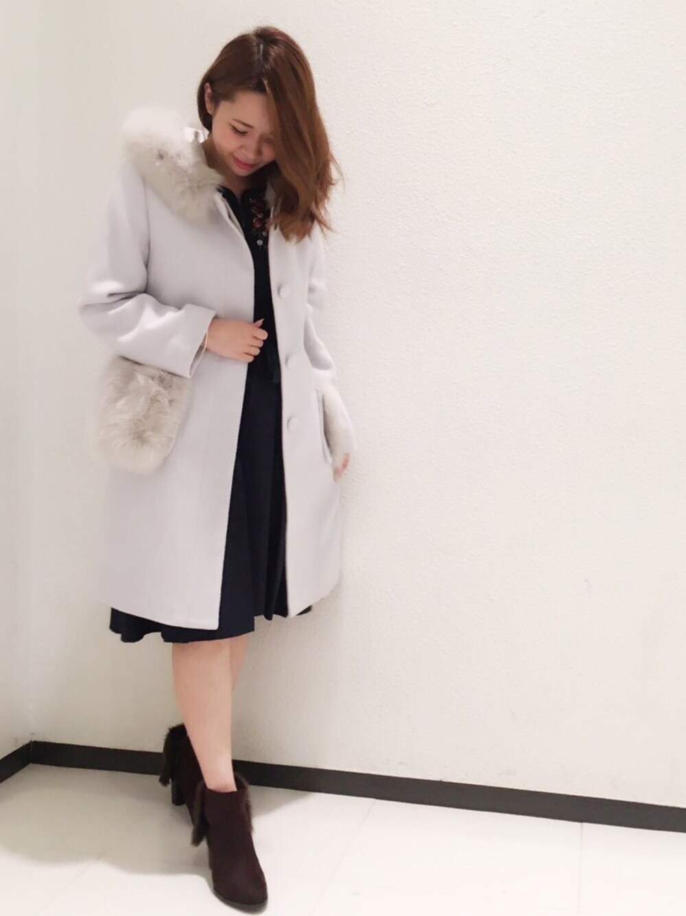 「willselection、ウィルセレクション、BSTR、ウィルガール、ショートブーツ、ワンピース、コート、冬、冬コーデ、ファー」｜「WILLSELECTIONのスムースファー2WAYショートブーツ（その他、ブラウン系）」を使った、yuka.c5さん（レディース・159cm）の秋コーディネートの1枚目の写真