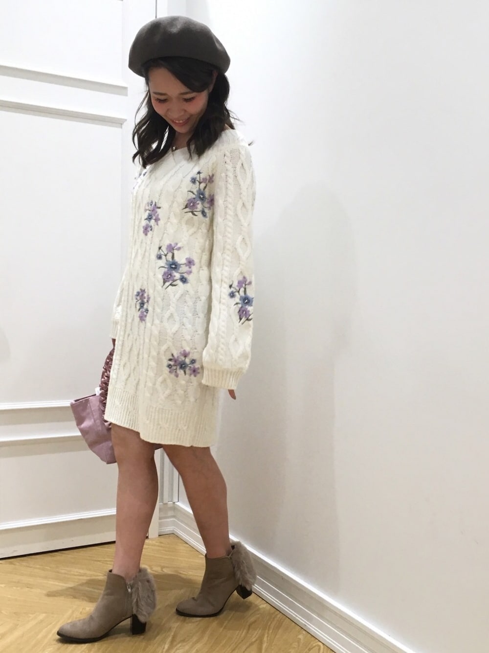 「willselection、ウィルセレクション、ウィルガール、ニットワンピース、白、刺繍、ベレー帽、ショートブーツ、アランニット」｜「WILLSELECTIONのアラン柄刺繍ニットワンピース（ワンピース、ホワイト系）」を使った、yuka.c5さん（レディース・159cm）の秋コーディネートの1枚目の写真