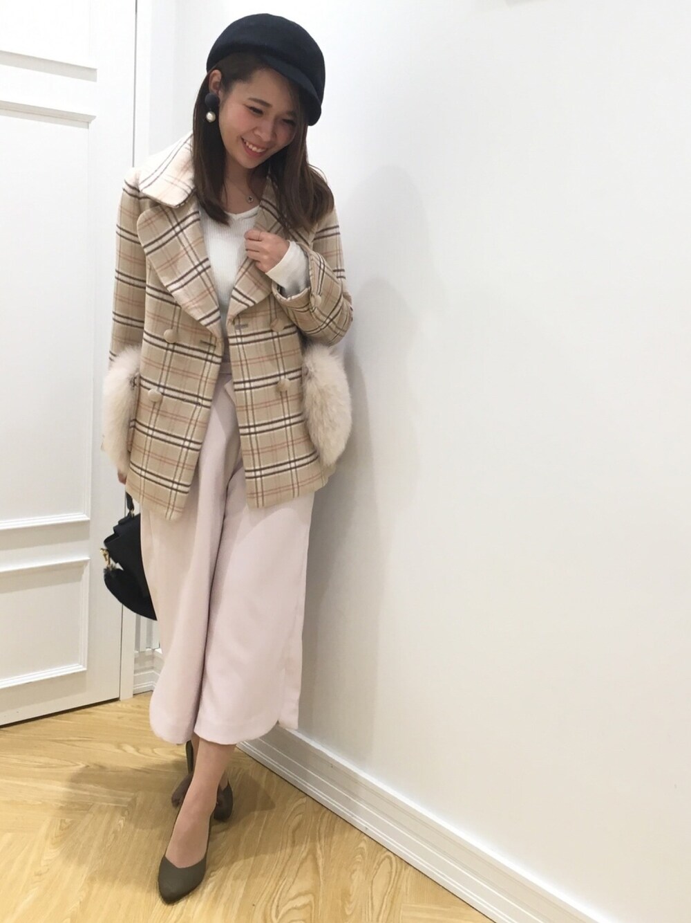 「willselection、ウィルセレクション、ウィルガール、冬コーデ、ガウチョパンツ、チェックコート、キャスケット、パンツスタイル、白ニット、パンプス」｜「WILLSELECTIONの〈3way〉リバーチェックポケファーコート（その他アウター、ベージュ系）」を使った、yuka.c5さん（レディース・159cm）の秋コーディネートの1枚目の写真