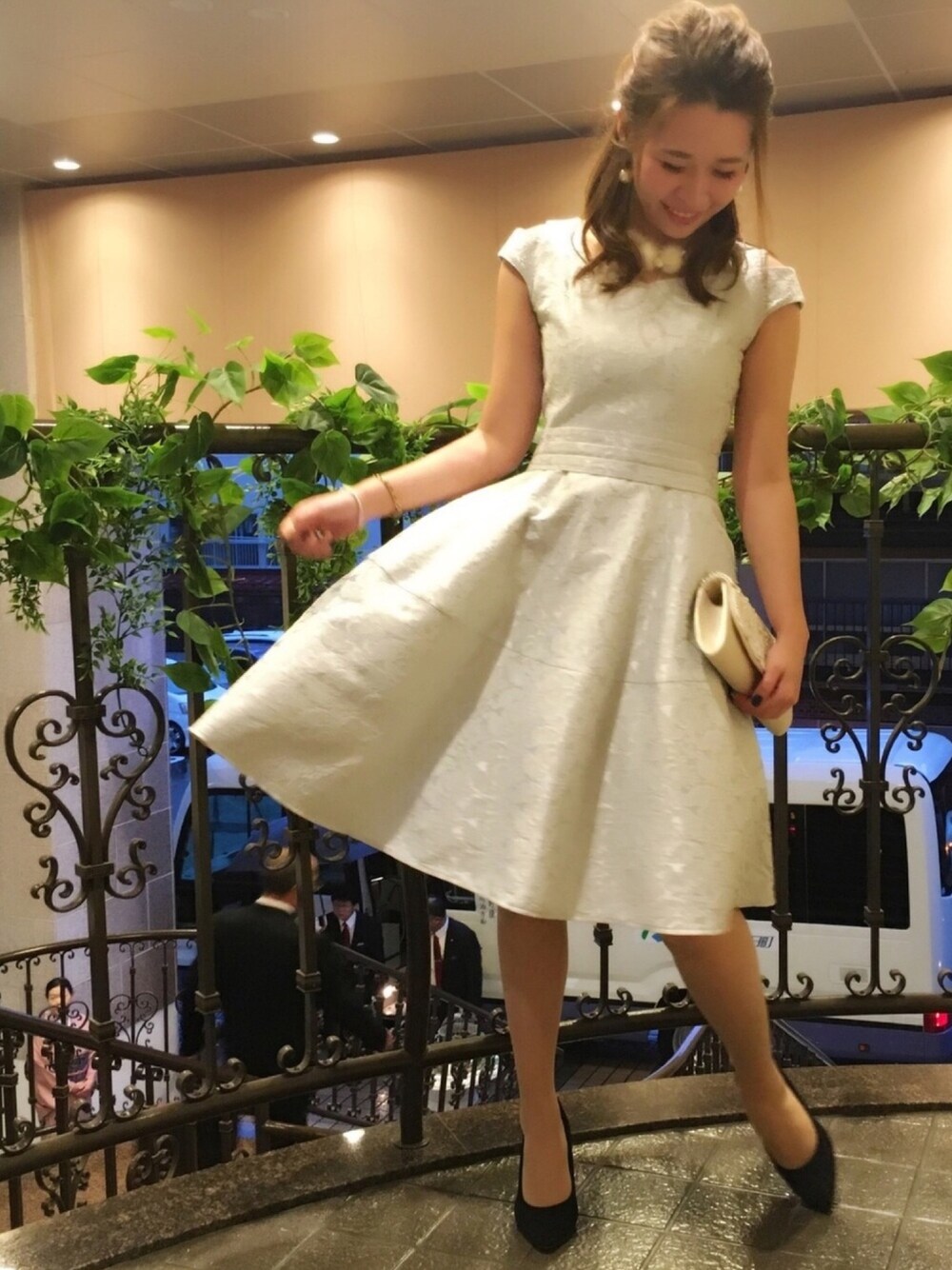 「willselection、ウィルセレクション、ウィルガール、結婚式、ドレス、お呼ばれスタイル、結婚式 ワンピース、グレー、アラベスク、オフショルダー」｜「REZOYのＲEZOY　かかとパット付きノンストレスパンプス（パンプス、ブラック系）」を使った、yuka.c5さん（レディース・159cm）の秋コーディネートの1枚目の写真