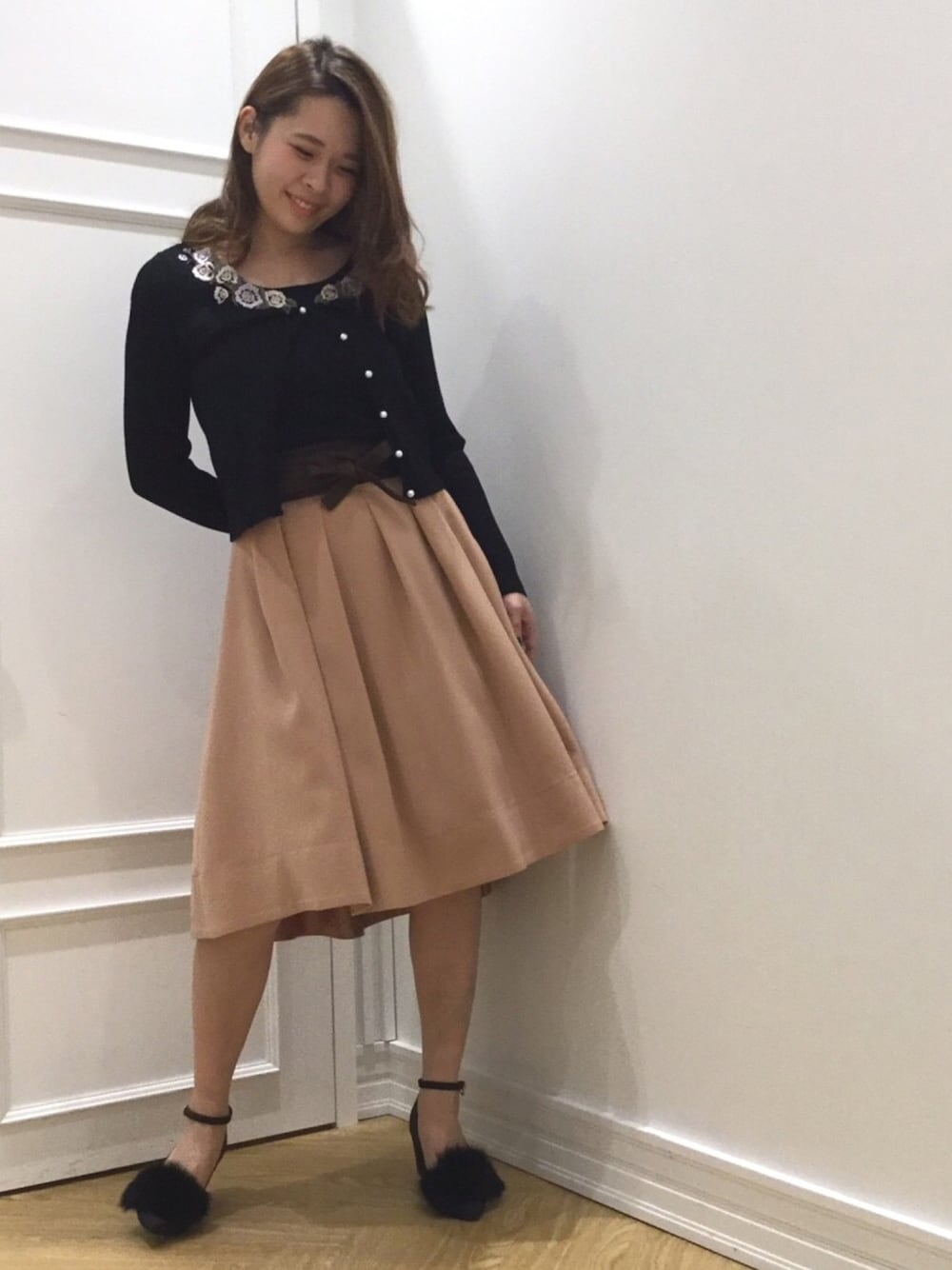 「willselection、ウィルセレクション、ウィルガール、アンサンブル、サッシュベルト、キレイめ、フレアスカート、ミモレ丈スカート、オトナガーリー、刺繍」｜「WILLSELECTIONのフラワー刺繍カットワークツイン（アンサンブル、ブラック系）」を使った、yuka.c5さん（レディース・159cm）の冬コーディネートの1枚目の写真