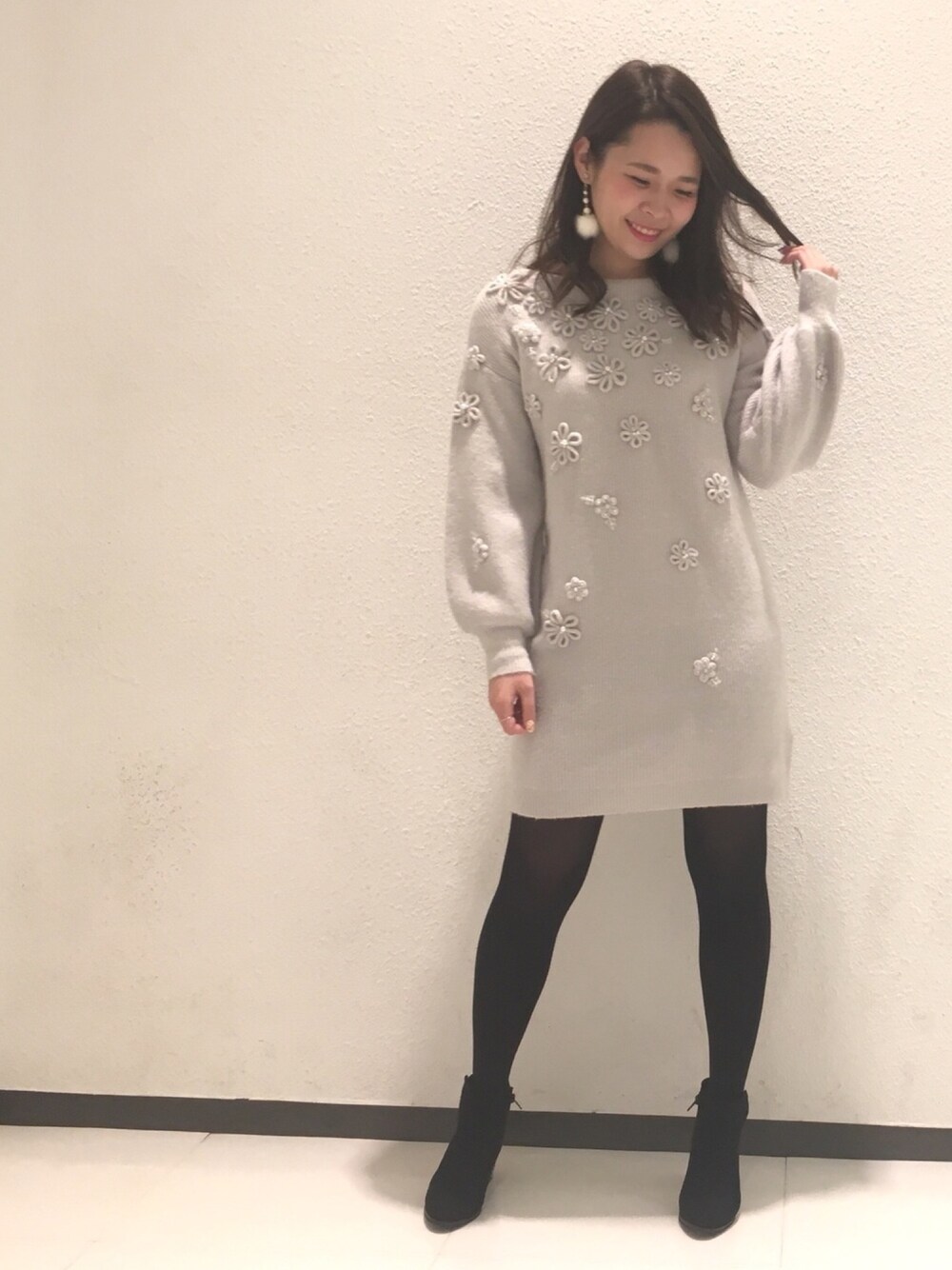 「ウィルセレクション、willselection、ウィルガール、冬、ニットワンピース、シンプル、ニット、グレー、刺繍、ファー小物」｜「WILLSELECTIONのコード刺繍レースアップニットワンピ　◆（ワンピース、グレー系）」を使った、yuka.c5さん（レディース・159cm）の冬コーディネートの1枚目の写真