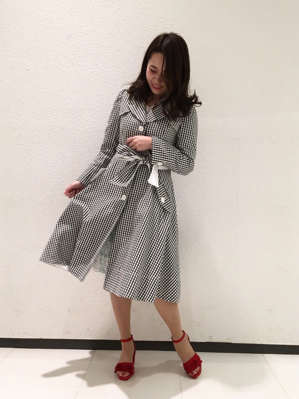 「ウィルセレクション、willselection、ウィルガール、春、トレンチコート、ギンガムチェック、赤、赤い靴」｜「WILLSELECTIONのパニエ付トレンチコート（トレンチコート、ブラック系）」を使った、yuka.c5さん（レディース・159cm）の春コーディネートの1枚目の写真