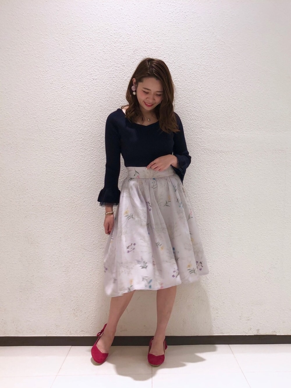 「ウィルセレクション、willselection、ウィルガール、春コーデ、ネイビーニット、花柄スカート、花柄、ラベンダー、ラベンダー×ネイビー、spring」｜「WILLSELECTIONのハートネックフレアスリーブプルオーバー （Tシャツ/カットソー、ブルー系）」を使った、yuka.c5さん（レディース・159cm）の春コーディネートの1枚目の写真