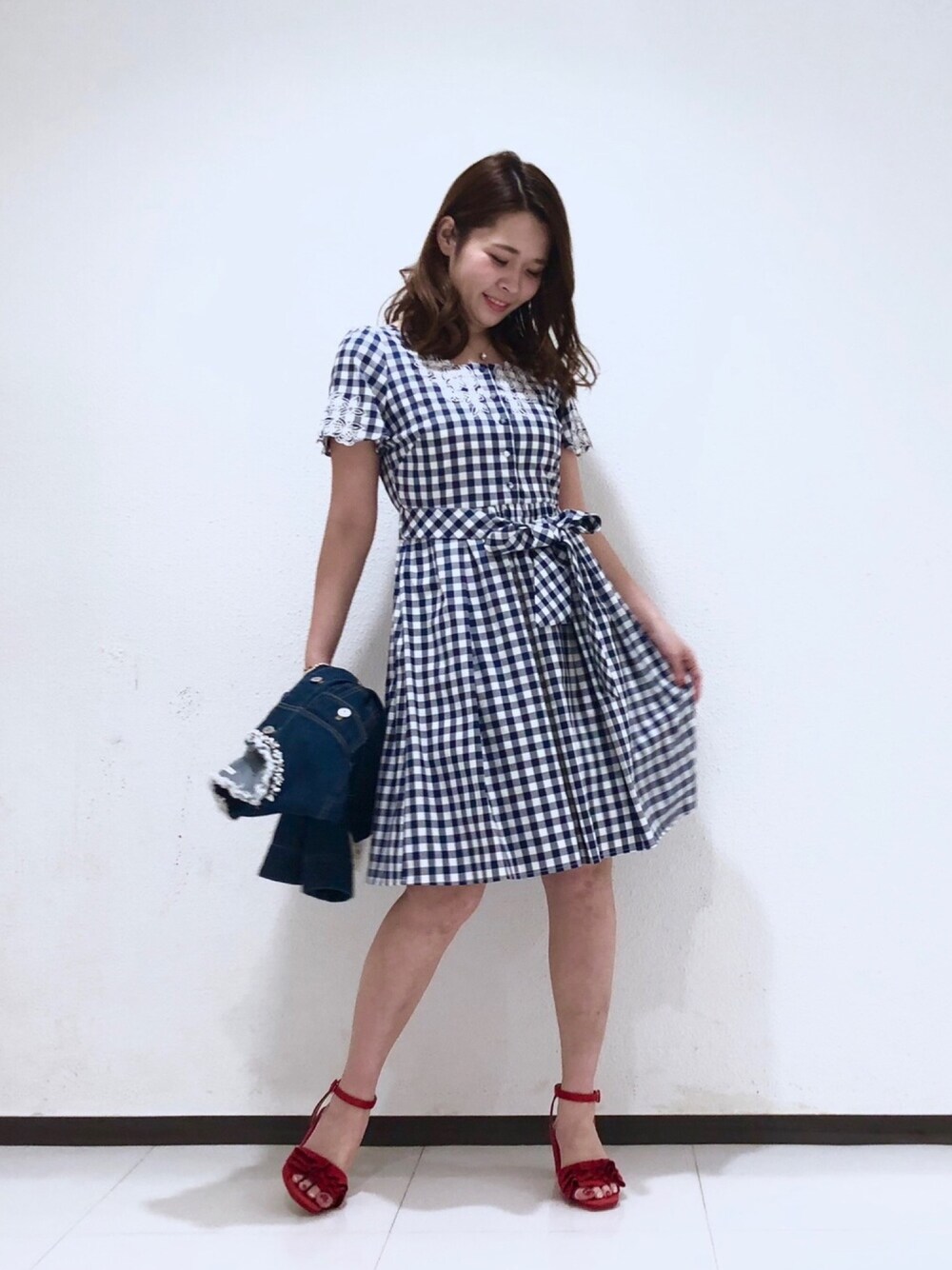 「ウィルセレクション、ウィルガール、willselection、ワンピース、ギンガムチェック、ギンガムチェックワンピース、赤サンダル、Gジャン、刺繍、春コーデ」｜「WILLSELECTIONのボーラー刺繍フレアワンピース（ワンピース、ブルー系）」を使った、yuka.c5さん（レディース・159cm）の春コーディネートの1枚目の写真