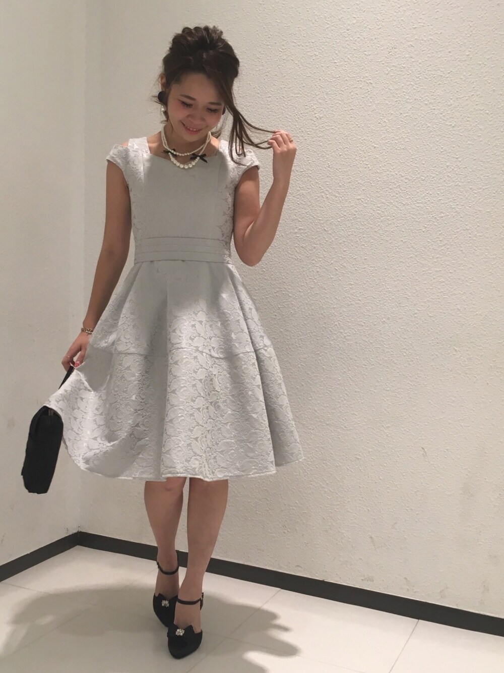 「ウィルセレクション、willselection、ウィルガール、ドレス、結婚式、お呼ばれ、グレー、二次会、結婚式二次会スタイル、結婚式 ワンピース」｜「WILLSELECTIONのリボンパール3WAYネックレス（ネックレス、ホワイト系）」を使った、yuka.c5さん（レディース・159cm）の春コーディネートの1枚目の写真