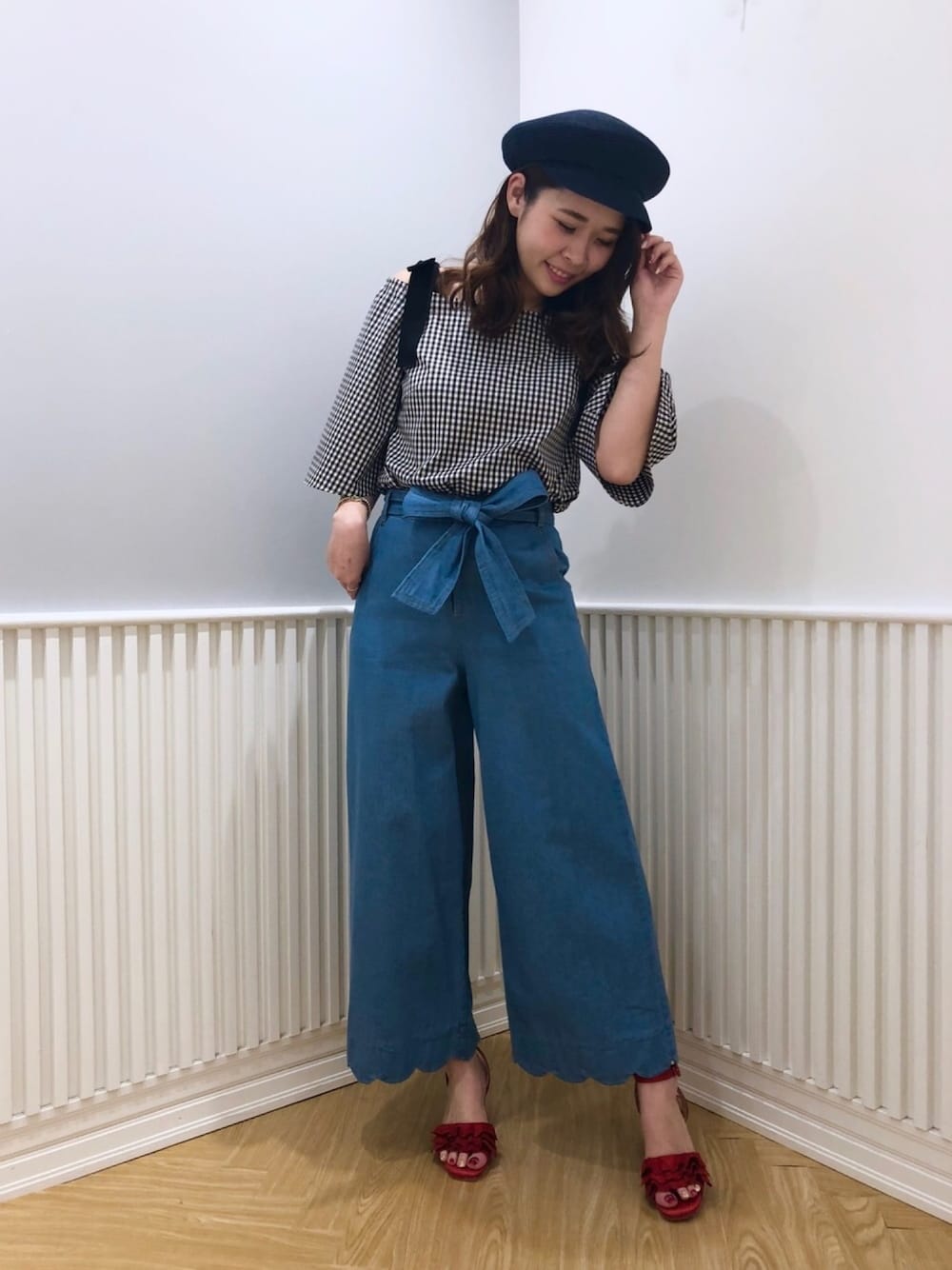 「ウィルセレクション、willselection、ウィルガール、ワイドパンツ、デニムパンツ、オフショル、ギンガムチェック、キャスケット、カジュアルコーデ、赤サンダル」｜「WILLSELECTIONの【雑誌掲載】【CanCamまいまいコラボ】スカラップデニムパンツ（デニムパンツ、ブルー系）」を使った、yuka.c5さん（レディース・159cm）の春コーディネートの1枚目の写真