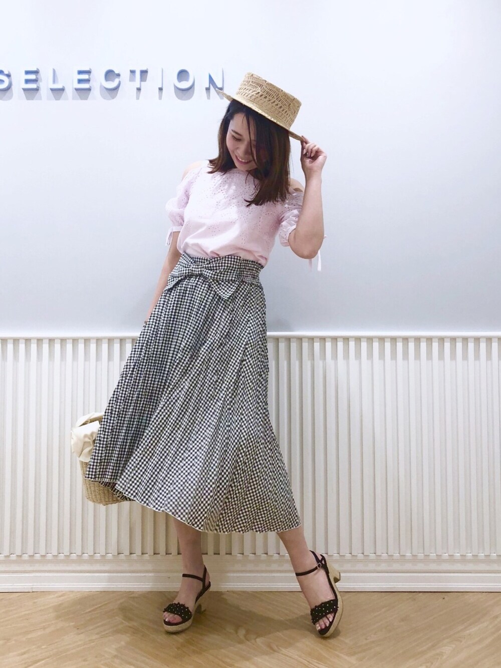 「willselection、ウィルガール、ウィルセレクション、プリーツスカート、ギンガムチェック、オフショル、かごバッグ、カンカン帽、大人ガーリー、レーストップス」｜「WILLSELECTIONのモアリボンかごＢＡＧ（トートバッグ、ホワイト系）」を使った、yuka.c5さん（レディース・159cm）の春コーディネートの1枚目の写真