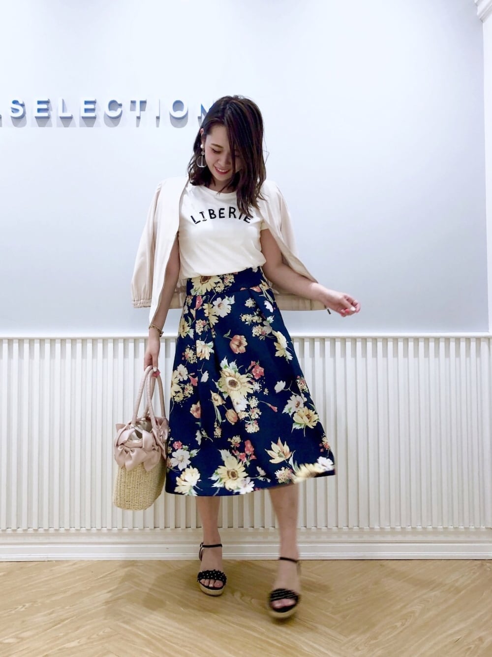 「ウィルセレクション、willselection、ウィルガール、夏コーデ、ブルゾン、Tシャツ、ロゴT、花柄スカート、ひまわり柄、かごバッグ」｜「WILLSELECTIONの【雑誌掲載】モアリボンかごＢＡＧ（トートバッグ、ピンク系）」を使った、yuka.c5さん（レディース・159cm）の夏コーディネートの1枚目の写真