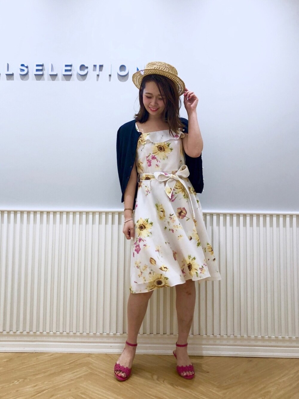 「ウィルセレクション、willselection、ウィルガール、夏、ひまわり柄、ワンピース、花柄ワンピース、カンカン帽、カーディガン肩かけ、ピンクサンダル」｜「WILLSELECTIONのソレイユブッチャーキャミワンピース（ワンピース、ホワイト系）」を使った、yuka.c5さん（レディース・159cm）の夏コーディネートの1枚目の写真
