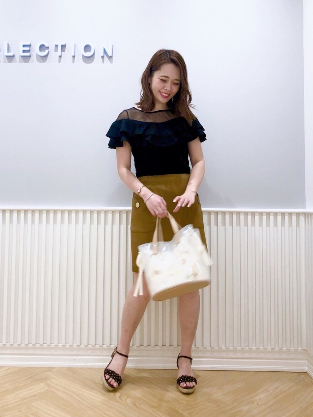 「ウィルセレクション、willselection、ウィルガール、キャメルスカート、キャメル、黒、黒ニット、黒サンダル、シースルー、フリル」｜「WILLSELECTIONの【雑誌掲載】3Dフラワーサンダル（サンダル、ブラック系）」を使った、yuka.c5さん（レディース・159cm）の夏コーディネートの1枚目の写真