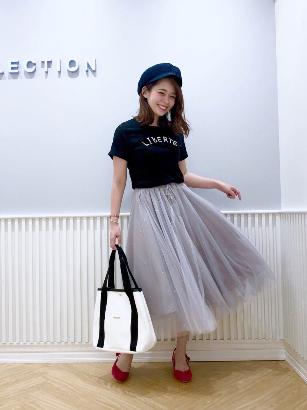 「ウィルセレクション、willselection、ウィルガール、チュールスカート、チュール、Tシャツ、ロゴT、キャスケット、トートバッグ、大人ガーリー」｜「WILLSELECTIONの刺繍ビジューロゴＴ（Tシャツ/カットソー、ブラック系）」を使った、yuka.c5さん（レディース・159cm）の夏コーディネートの1枚目の写真