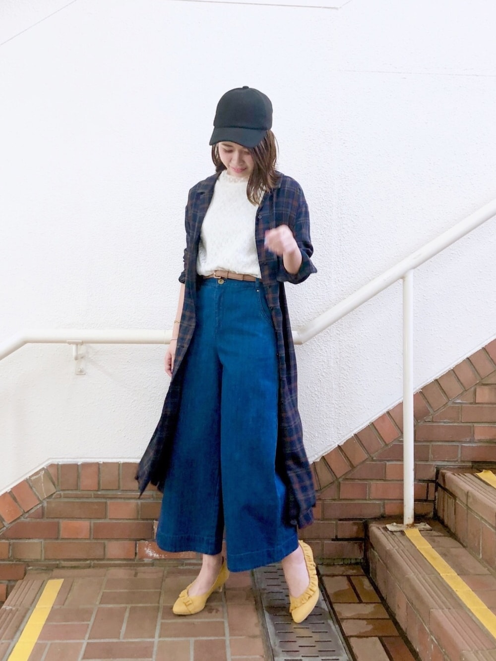「ウィルセレクション、willselection、ウィルガール、秋、秋のコーデ、デニムパンツ、チェック、パンツスタイル、チェックシャツ、キャップ」｜「WILLSELECTIONのフリルスエードパンプス（パンプス、イエロー系）」を使った、yuka.c5さん（レディース・159cm）の秋コーディネートの1枚目の写真