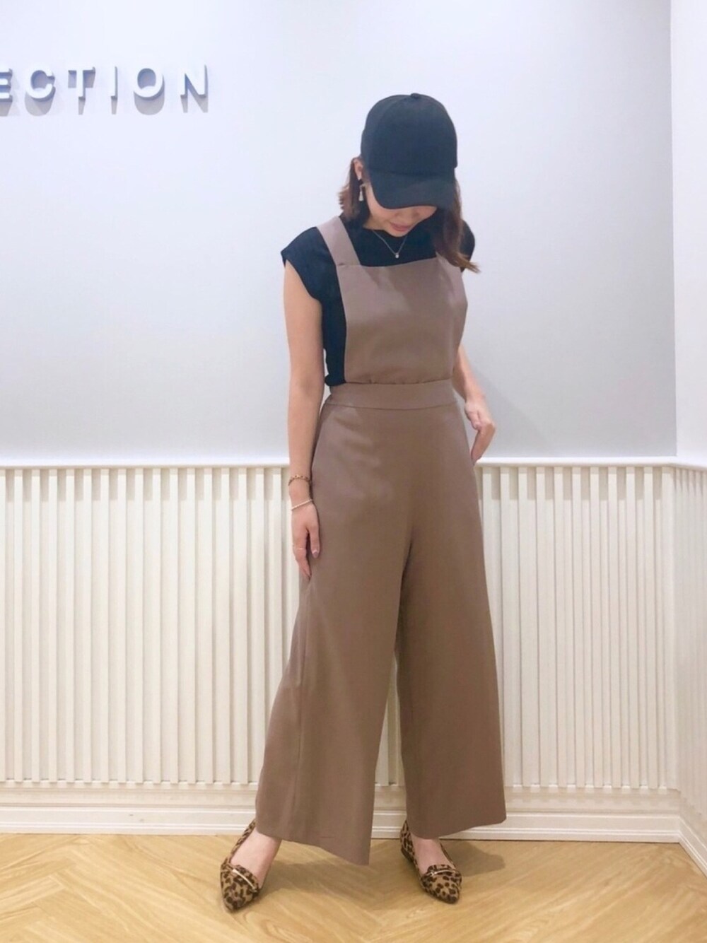 「willselection、ウィルセレクション、ウィルガール、秋のコーデ、シンプルコーデ、カジュアル、サロペット、キャップ、レオパード、ひょう柄パンプス」｜「WILLSELECTIONのライトメルトンキャップ（キャップ、ブラック系）」を使った、yuka.c5さん（レディース・159cm）の秋コーディネートの1枚目の写真