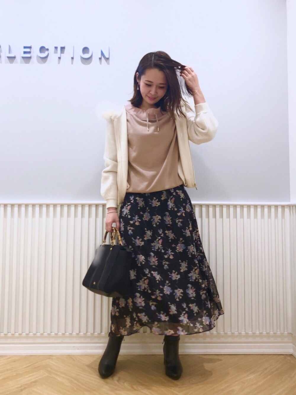 「ウィルセレクション、willselection、ウィルガール、秋コーデ、花柄スカート、花柄、パーカー、ショートブーツ、スウェット」｜「WILLSELECTIONのショートブーツ（ブーツ、ブラック系）」を使った、yuka.c5さん（レディース・159cm）の秋コーディネートの1枚目の写真