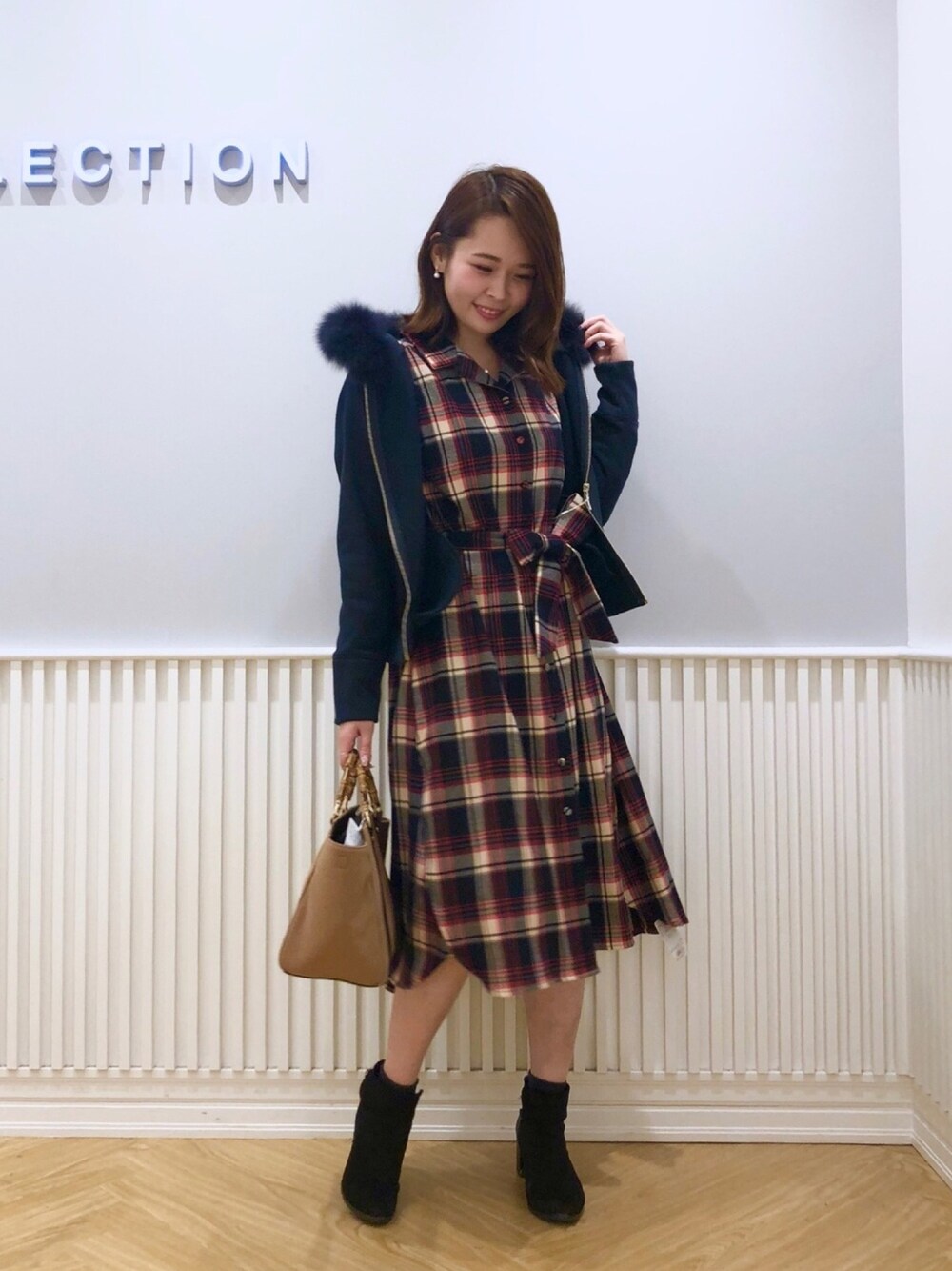 「willselection、ウィルセレクション、ウィルガール、チェック、チェックシャツ、チェックシャツワンピース、パーカー、ショートブーツ、秋コーデ、カジュアルコーデ」｜「WILLSELECTIONのスムースファー2WAYショートブーツ（その他、ブラック系）」を使った、yuka.c5さん（レディース・159cm）の秋コーディネートの1枚目の写真