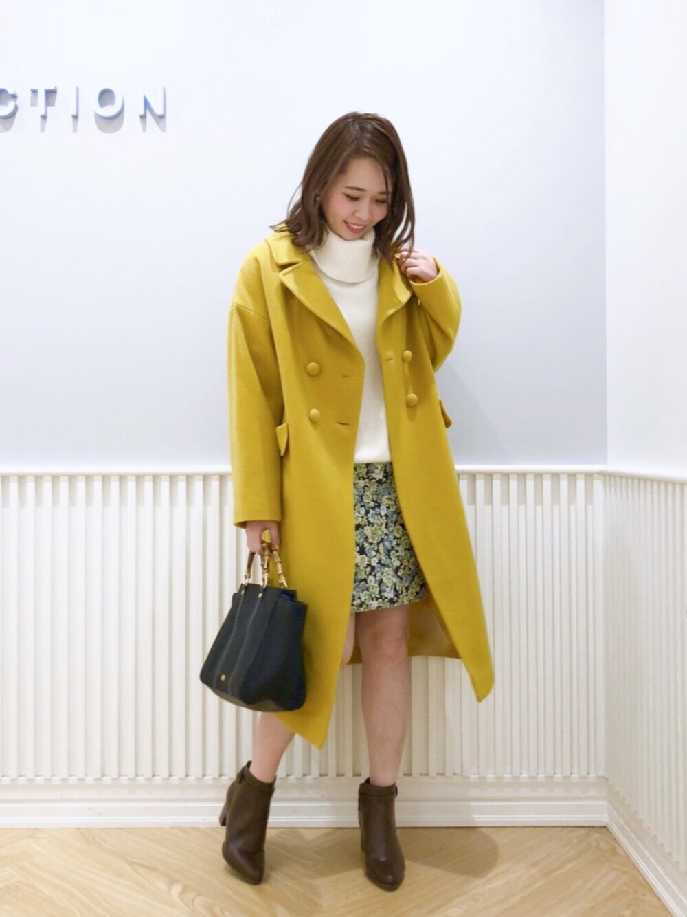 「ウィルセレクション、willselection、ウィルガール、秋冬コーデ、チェスターコート、イエロー、マスタード、タイトスカート、花柄スカート、ショートブーツ」｜「WILLSELECTIONのショートブーツ（ブーツ、ブラウン系）」を使った、yuka.c5さん（レディース・159cm）の秋コーディネートの1枚目の写真