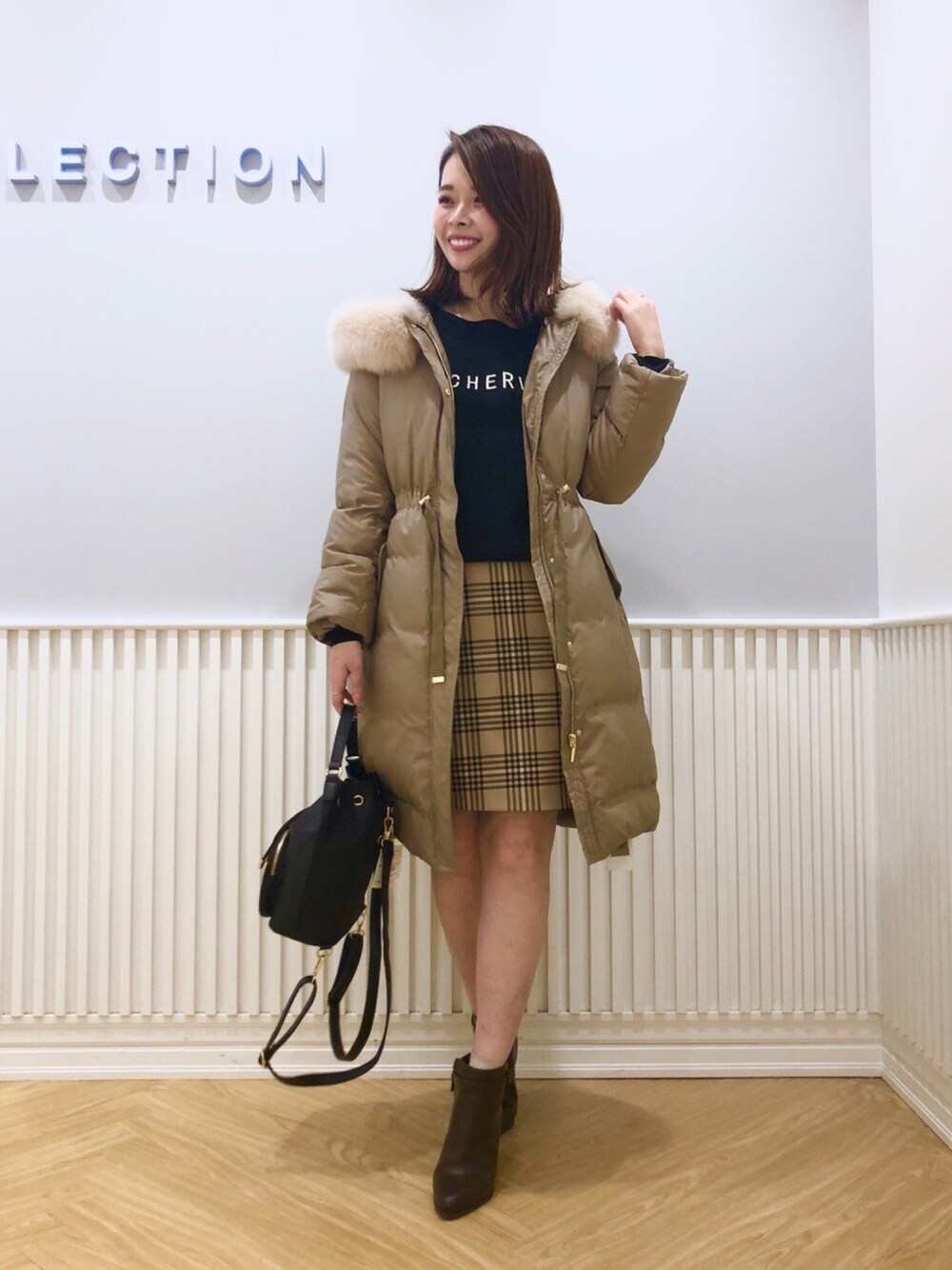 「willselection、ウィルセレクション、ウィルガール、ダウン、ロングダウン、チェック、チェックスカート、ロゴニット、ショートブーツ、リュック」｜「WILLSELECTIONのショートブーツ（ブーツ、ブラウン系）」を使った、yuka.c5さん（レディース・159cm）の冬コーディネートの1枚目の写真
