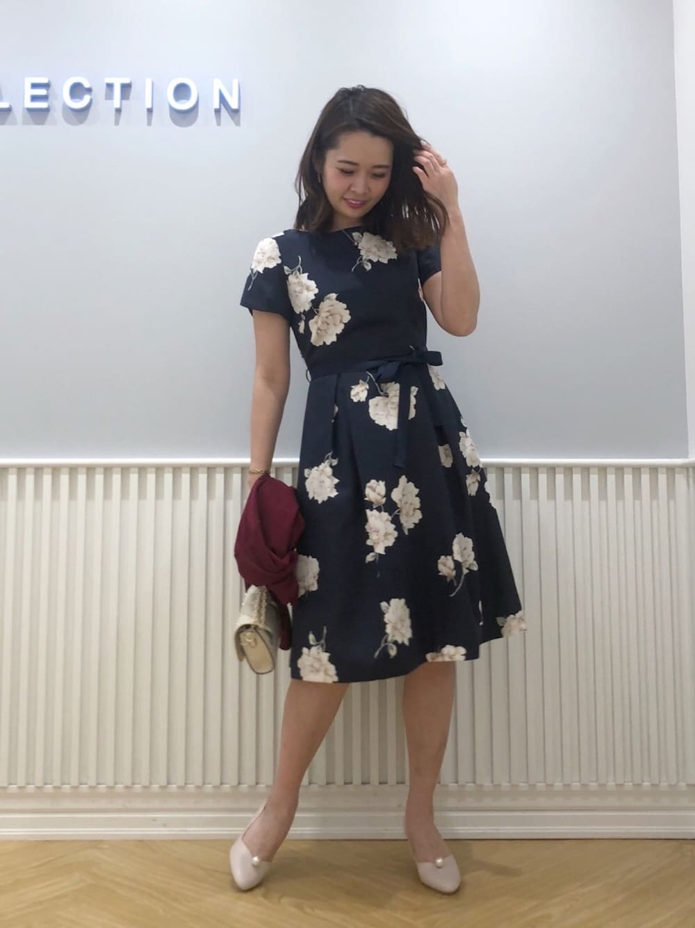 「willselection、ウィルセレクション、ウィルガール、ワンピース、花柄ワンピース、花柄、ネイビー、キレイめ、赤カーディガン、大人ガーリー」｜「WILLSELECTIONのピオニーグログランワンピース（ワンピース、ブルー系）」を使った、yuka.c5さん（レディース・159cm）の冬コーディネートの1枚目の写真