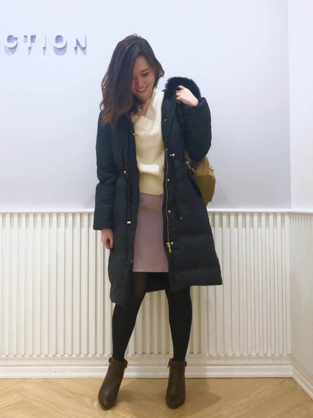 「冬コーデ、willselection、ウィルセレクション、ウィルガール、ダウン、ダウンコート、タイトスカート、ピンクスカート、白ニット、ショートブーツ」｜「WILLSELECTIONのショートブーツ（ブーツ、ブラウン系）」を使った、yuka.c5さん（レディース・159cm）の冬コーディネートの1枚目の写真