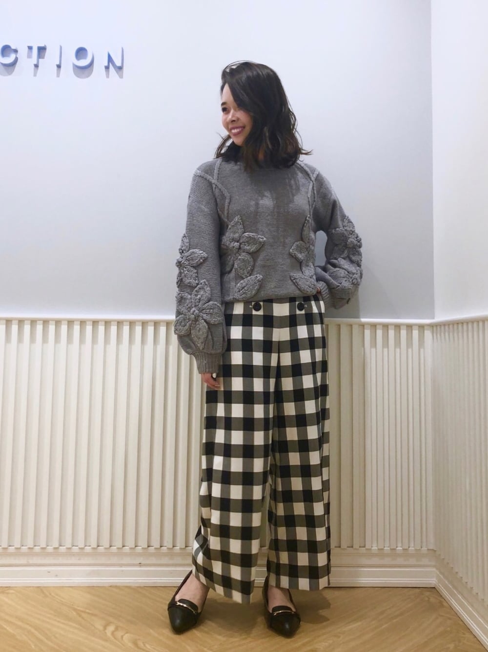 「willselection、ウィルガール、ウィルセレクション、グレー、グレーニット、ギンガムチェック、ギンガムチェックパンツ、ワイドパンツ、刺繍、ローファー」｜「WILLSELECTIONの【カタログ掲載】ハンドフラワーニット（ニット/セーター、グレー系）」を使った、yuka.c5さん（レディース・159cm）の冬コーディネートの1枚目の写真