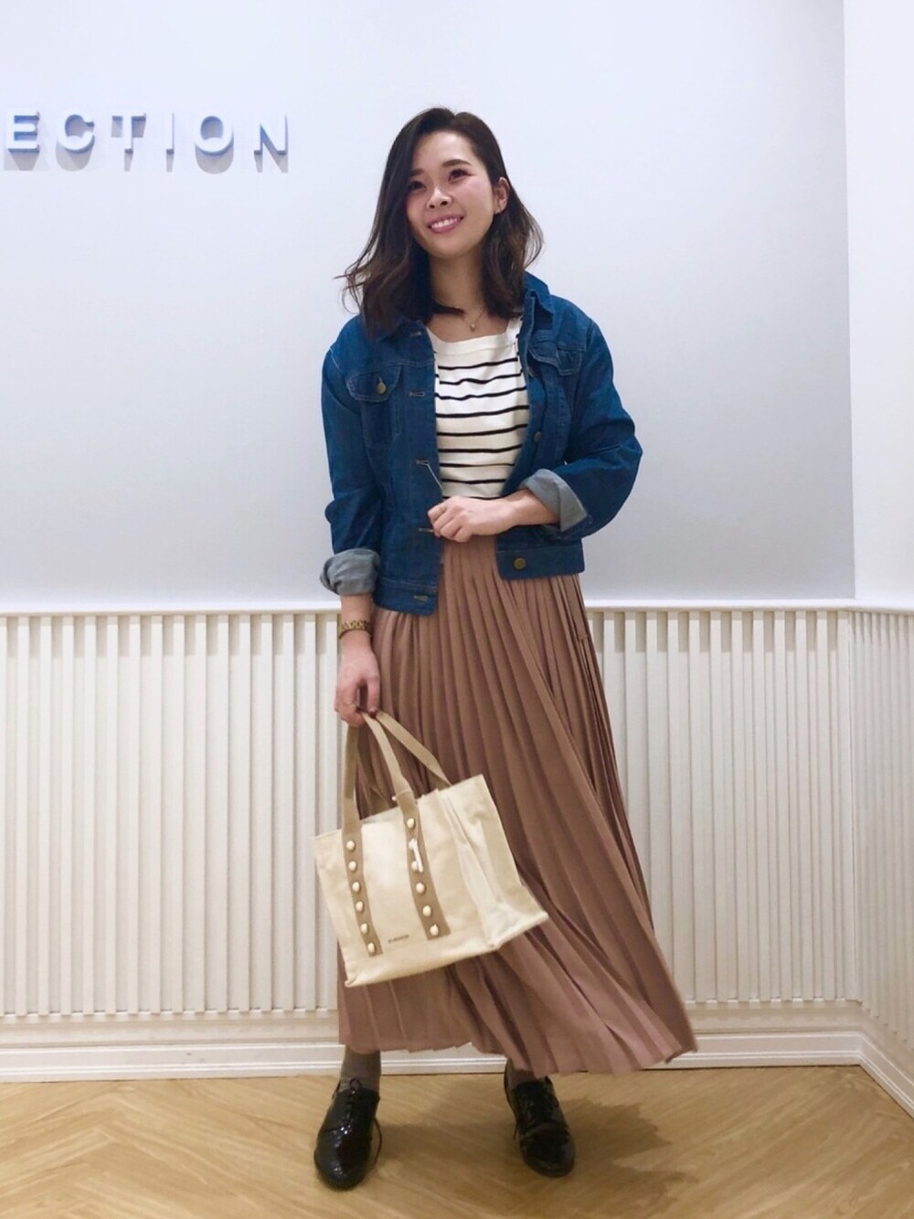「ウィルセレクション、willselection、ウィルガール、Gジャン、プリーツスカート、ボーダー、ボーダートップス、トートバッグ、オックスフォード、グレーソックス」｜「WILLSELECTIONのパールキャンバストートバッグ（トートバッグ、ホワイト系）」を使った、yuka.c5さん（レディース・159cm）の冬コーディネートの1枚目の写真