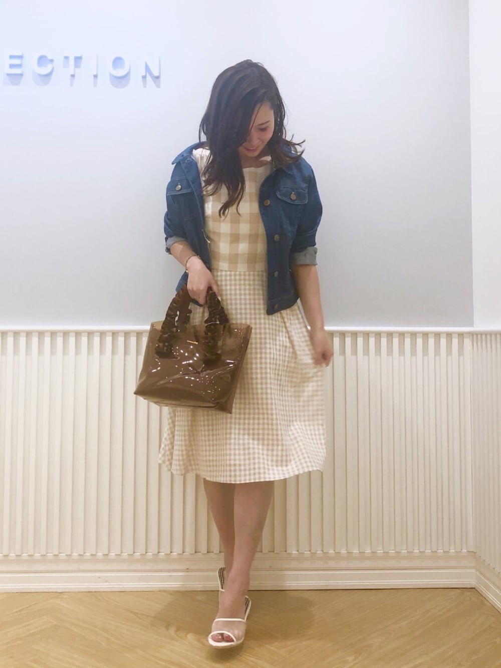 「ウィルセレクション、ウィルガール、willselection、ギンガムチェック、ギンガムチェックワンピース、Gジャン、PVC、春コーデ、ベージュ、白サンダル」｜「WILLSELECTIONのアイテム（サンダル、ホワイト系）」を使った、yuka.c5さん（レディース・159cm）の春コーディネートの1枚目の写真