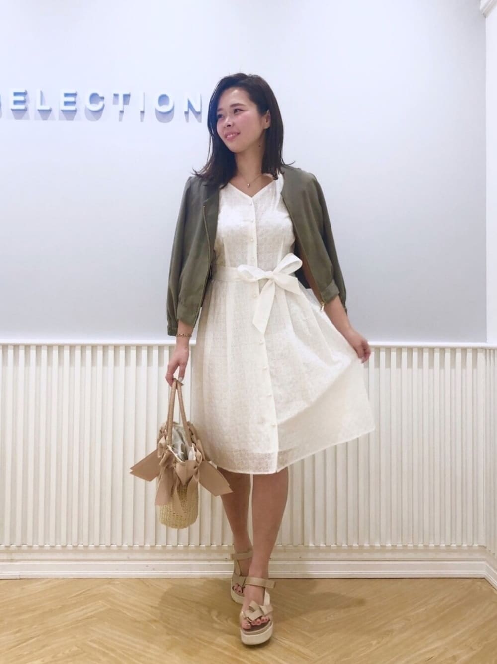 「ウィルセレクション、ウィルガール、willselection、ワンピース、ブルゾン、カーキ、白ワンピース、レースワンピース、スポーツサンダル、かごバッグ」｜「WILLSELECTIONのアイテム（シューズ、ベージュ系）」を使った、yuka.c5さん（レディース・159cm）の春コーディネートの1枚目の写真