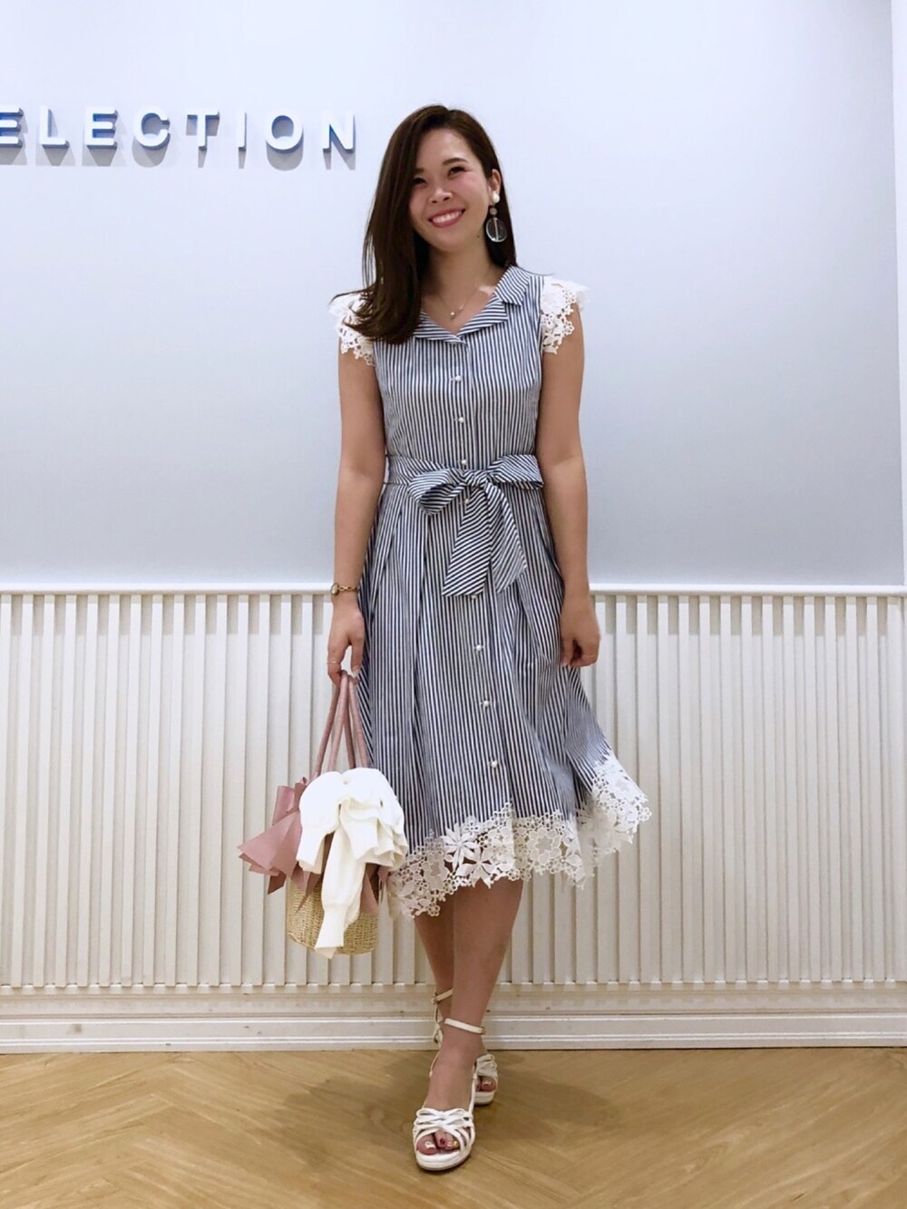 「ウィルセレクション、ウィルガール、willselection、シャツワンピ、ワンピース、ストライプ、かごバッグ、クリアサンダル、白カーディガン、白サンダル」｜「WILLSELECTIONのリボンカゴBAG（かごバッグ、ピンク系）」を使った、yuka.c5さん（レディース・159cm）の夏コーディネートの1枚目の写真