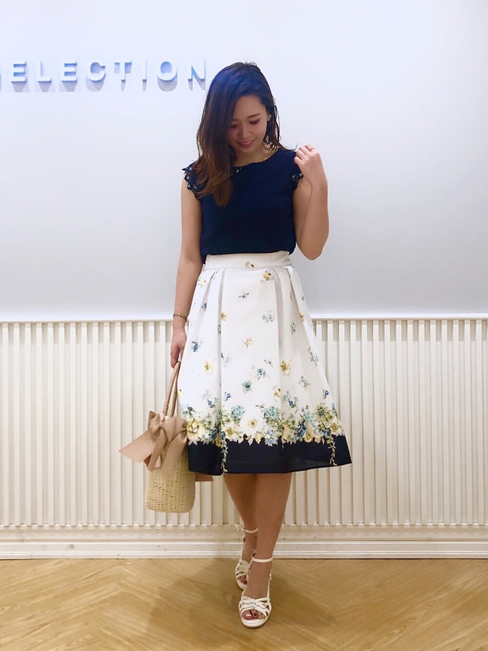 「ウィルセレクション、ウィルガール、willselection、夏コーデ、ひまわり柄、ネイビー、花柄スカート、花柄、かごバッグ、キレイめ」｜「WILLSELECTIONのリボンカゴBAG（かごバッグ、ベージュ系）」を使った、yuka.c5さん（レディース・159cm）の夏コーディネートの1枚目の写真